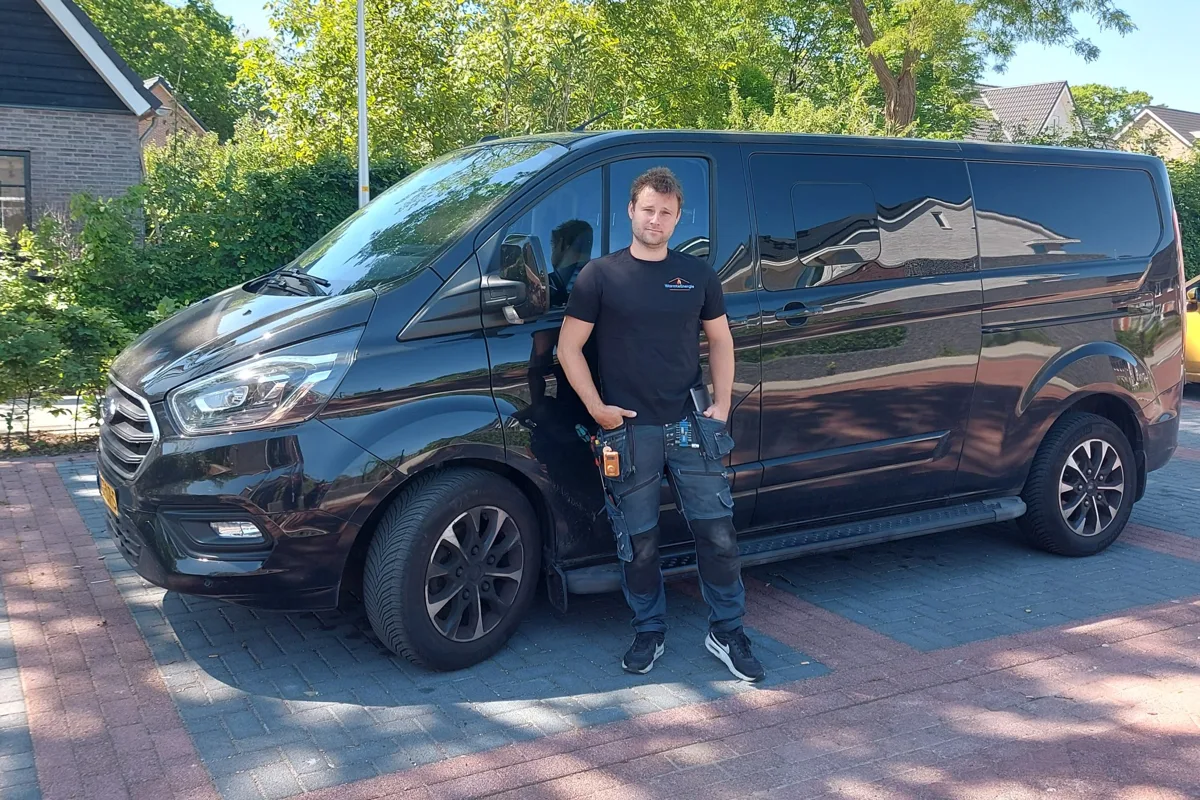 Monteur van Warmte Energie voor de werkbus