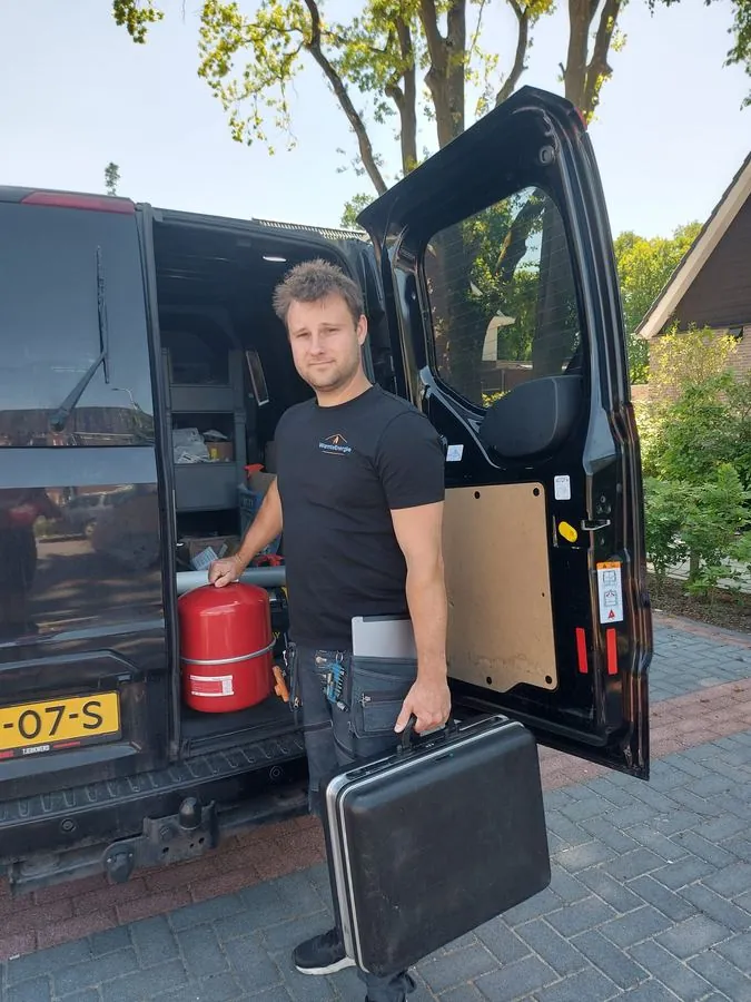 Monteur van Warmte Energie met gereedschap bij de bus