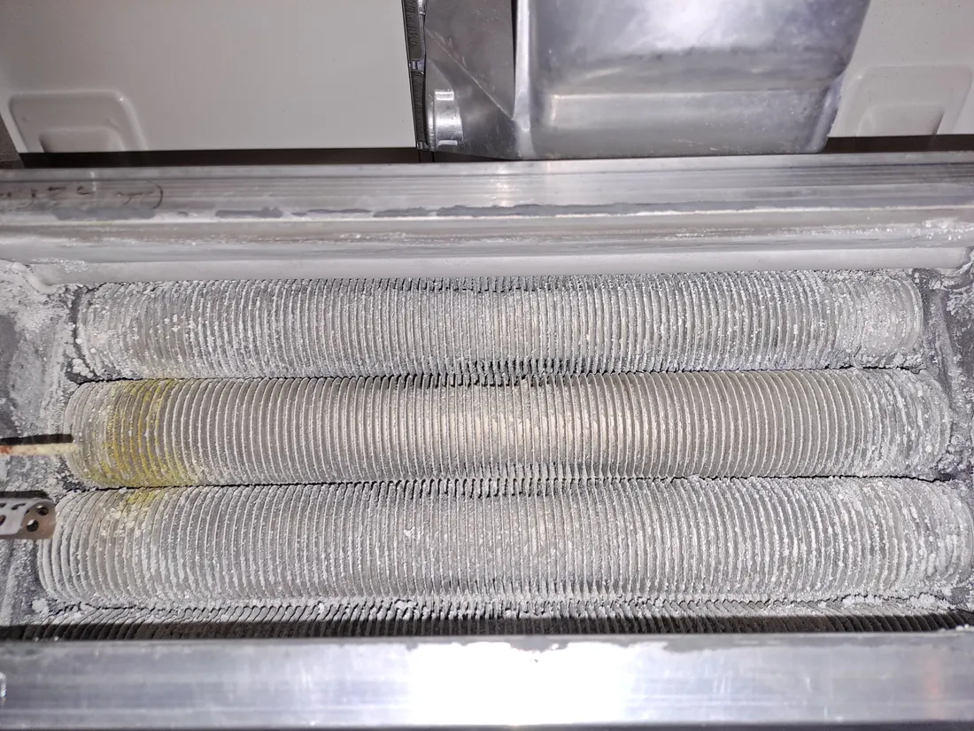 Vervuilde warmtewisselaar v&oacute;&oacute;r de schoonmaakbeurt