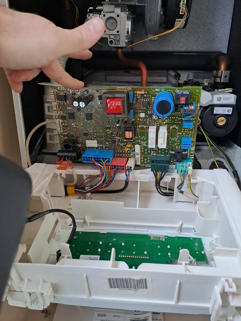 Monteur vervangt de printplaat van een Vaillant cv-ketel
